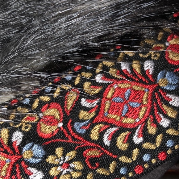 ๐พ๐HP๐๐พEmbroidery Trimmed Fur Bolero - Picture 3 of 4